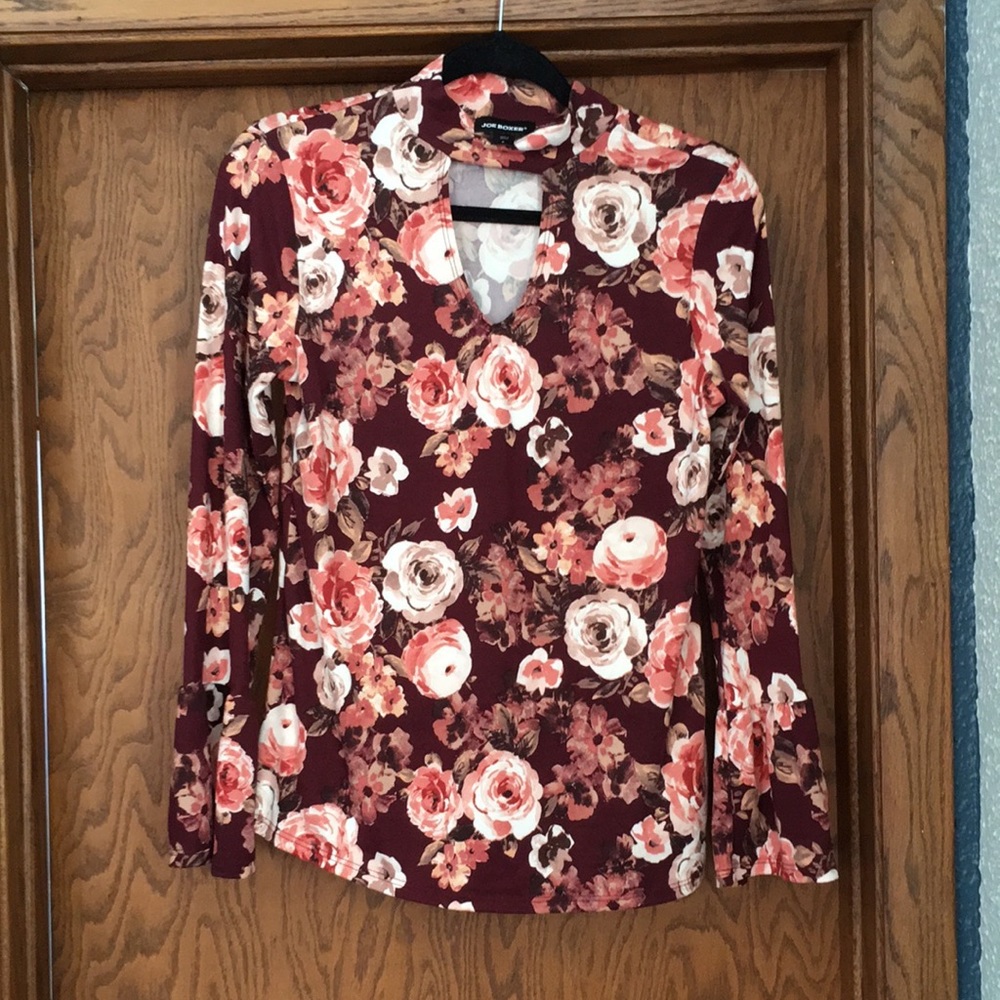 Very pretty floral top with key hole detail